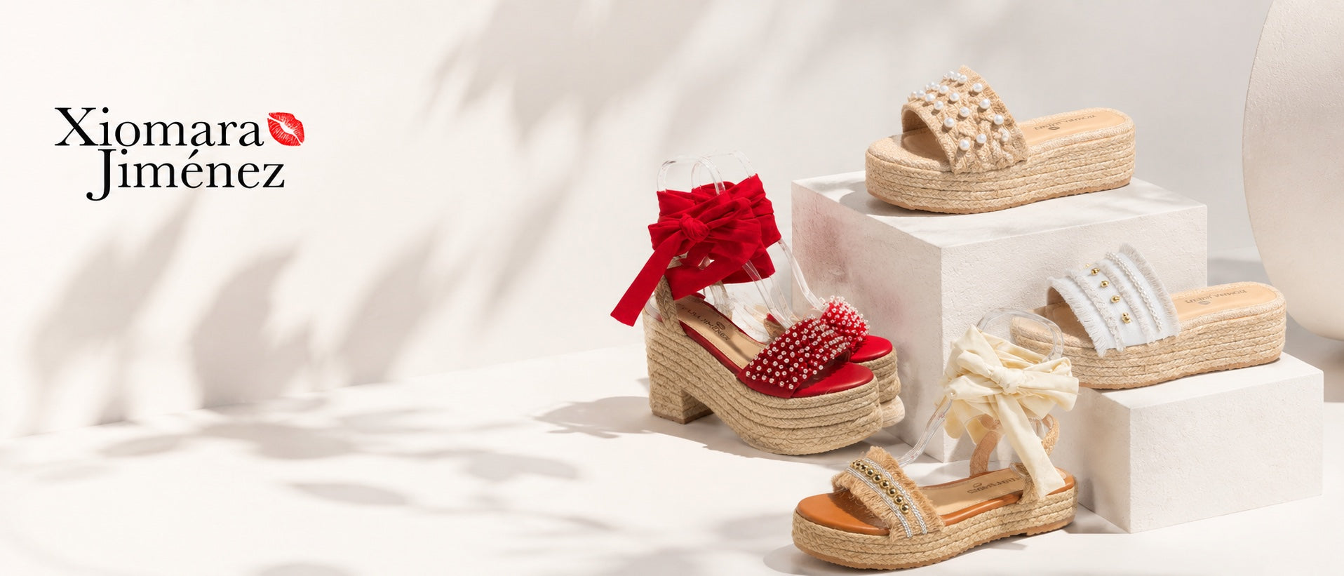 Colección de sandalias de Xiomara Jiménez en una ambientación elegante
